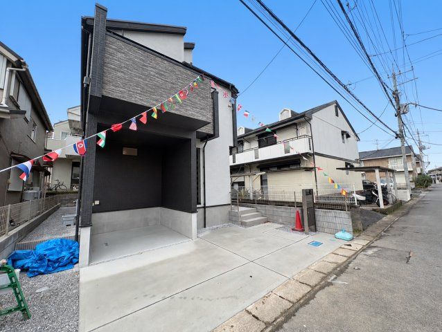 吉川市　吉川2丁目　新築戸建　全1棟の外観|モダンな外観デザインが印象的な新築戸建。落ち着いた色合いとすっきりした佇まいで、街並みにも自然と馴染む住まいです。
