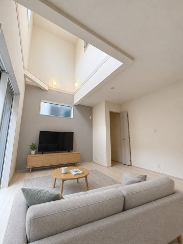 吉川市　吉川2丁目　新築戸建　全1棟の居間・リビング|家族が自然と集まる広々LDK。ダイニングとリビングをゆったり配置できる広さがあり、ご家族みんなで快適にお過ごしいただけます。　※家具をCGで加工しており、家具付き販売ではございません。