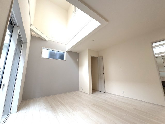 吉川市　吉川2丁目　新築戸建　全1棟の居間・リビング|明るい陽射しがたっぷり差し込むLDK。シンプルな間取りで家具の配置もしやすく、ご家族のライフスタイルに合わせた空間づくりが楽しめます。