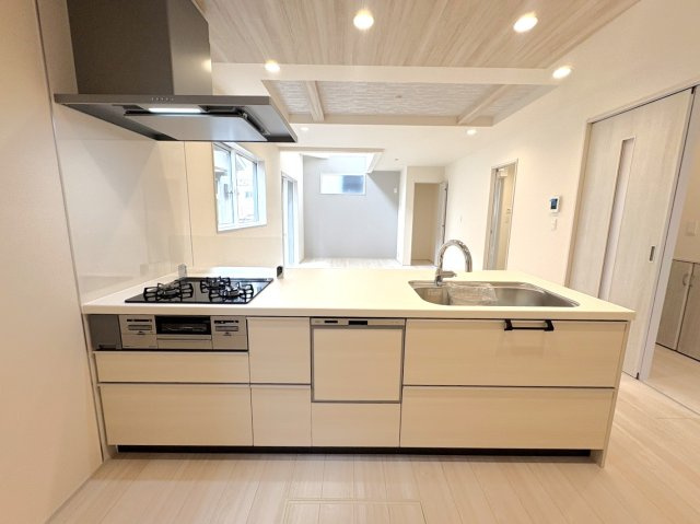吉川市　吉川2丁目　新築戸建　全1棟のキッチン|3口コンロを採用。複数のメニューを効率よく作れるため、毎日の食事づくりを快適にサポートします。