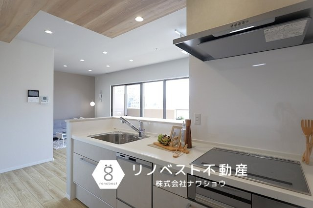 エルグラン小阪アーバンコンフォートのキッチン|リビングダイニングを見渡せるカウンターキッチン♪
下がり天井になっており、壁を作らず視覚的に空間を分けることができますね♪