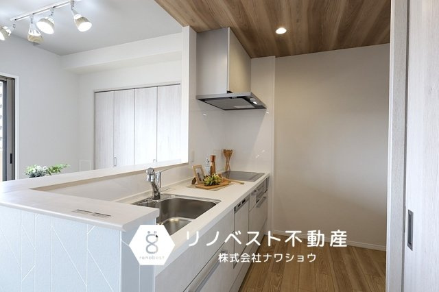 エルグラン小阪アーバンコンフォートのキッチン|食洗機付き◎背面にはカップボードも置けるスペースがございます♪
洗面所への出入りもでき、生活動線が考えられた間取りです◎