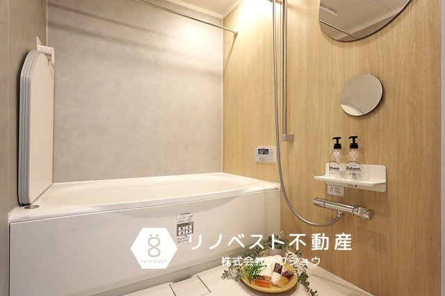 エルグラン小阪アーバンコンフォートの浴室|浴室乾燥機付き♪個性的なミラーがオシャレです♪
新品のユニットバスで1日の疲れを癒せます◎