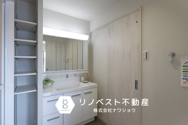 エルグラン小阪アーバンコンフォートの独立洗面台|三面鏡付き独立洗面台完備◎
洗面台横にはタオルやパジャマ、ストック用品の収納にも便利な棚付き◎