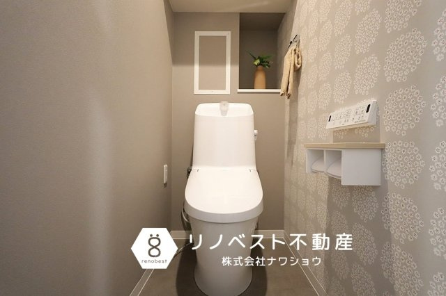 エルグラン小阪アーバンコンフォートのトイレ|温水洗浄機能付きトイレ♪
背面の棚には芳香剤や小物などが置けるスペースがございます♪