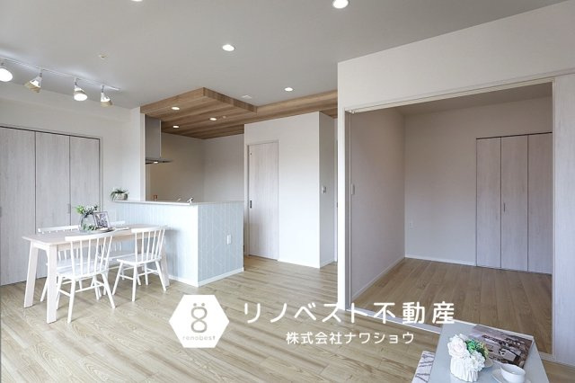 エルグラン小阪アーバンコンフォートの居間・リビング|リビングに面した洋室の引き戸を開けると、より開放的な空間に◎
また、キッチン背面には洗面所への出入り口がございますので、家事動線がスムーズ♪