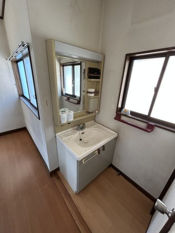 中古一戸建て　高崎市石原町の独立洗面台