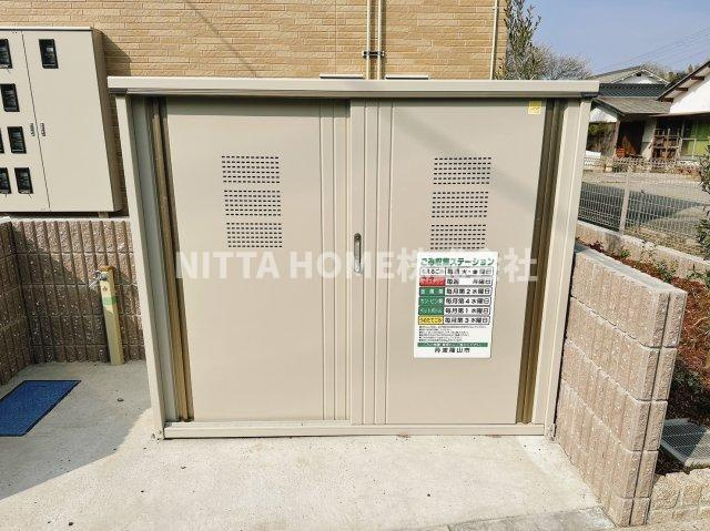 シャーシャのエントランス|敷地内にゴミ捨て場もあり便利です◎