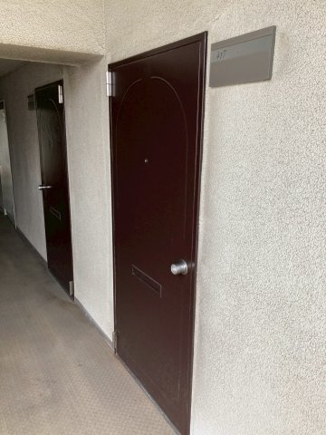 ロータリー本町の洋室|帰宅してすぐにホッとできる、コンパクトながらも使い勝手の良い玄関。駅徒歩1分の近さだから、お買い物帰りもすぐに荷物を置いてくつろげます。自分のお気に入りの靴を揃えて、毎朝軽やかに出発できます。