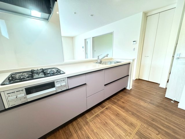 新築戸建　駿東郡小山町菅沼 全3棟　3号棟のキッチン|開放的な対面式キッチン。キッチンからはリビング全体が見渡せます。
