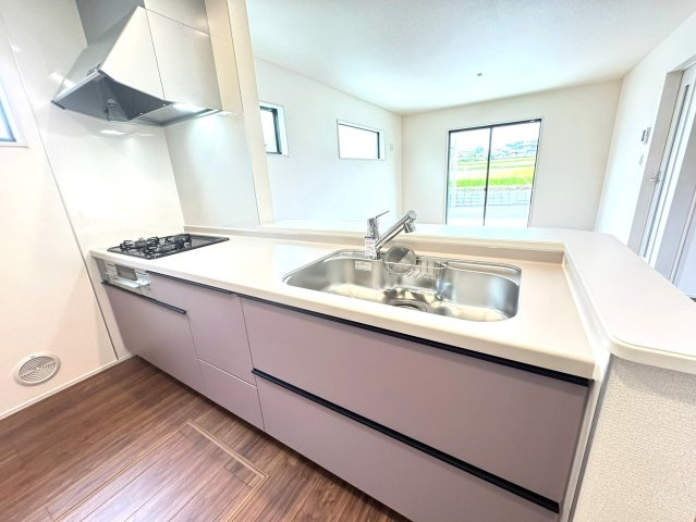 新築戸建　駿東郡小山町菅沼 全3棟　3号棟のキッチン|収納豊富なシステムキッチン。限られたスペースを有効活用できる床下収納もございます。