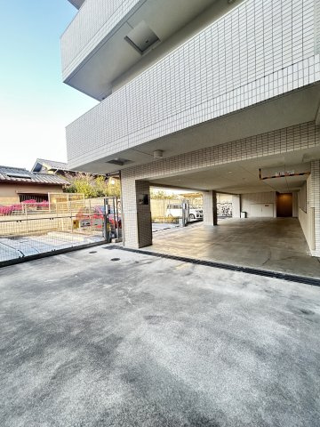 ラ テール南塚口の駐車場