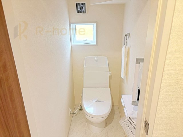 下妻市下妻丙　新築戸建て　1号棟のトイレ|温水洗浄便座付きのトイレ。
トイレが２ヵ所設置で朝の忙しい時間でも安心です。