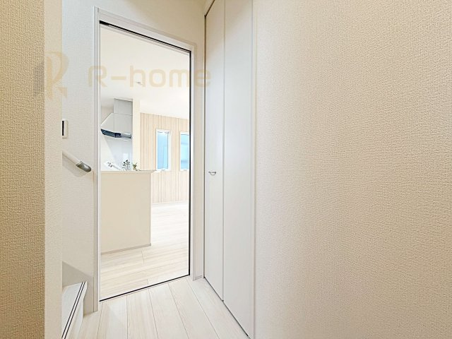 下妻市下妻丙　新築戸建て　1号棟の収納|掃除用具などの収納に便利なホール収納！