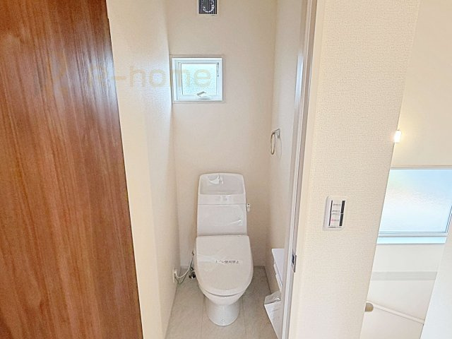 下妻市下妻丙　新築戸建て　1号棟のトイレ|2か所のトイレで忙しい時間帯も安心です！