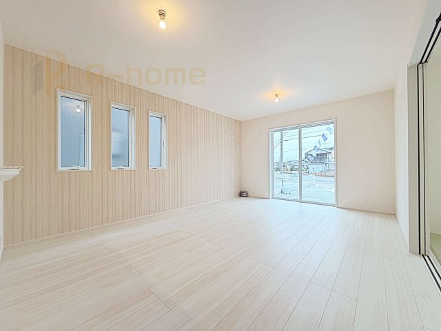 下妻市下妻丙　新築戸建て　1号棟の居間・リビング|広々とした余裕のあるリビングです♪大きな窓からは自然光が届きます。