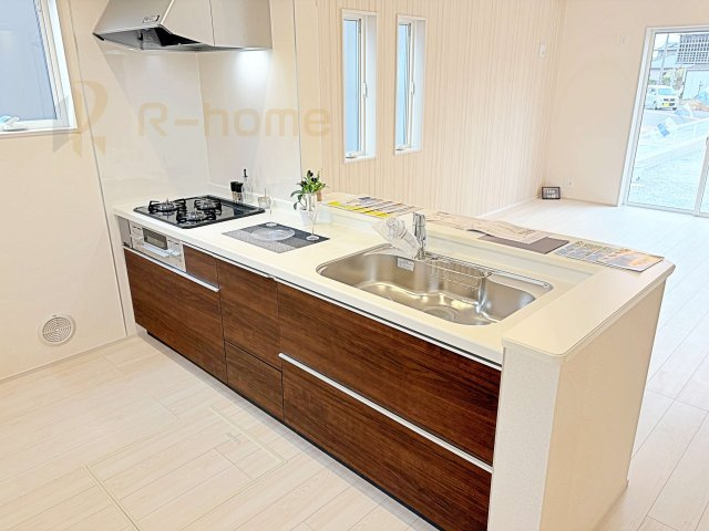 下妻市下妻丙　新築戸建て　1号棟のキッチン|料理をしながら家族とコミュニケーションが取れる対面式システムキッチン。
