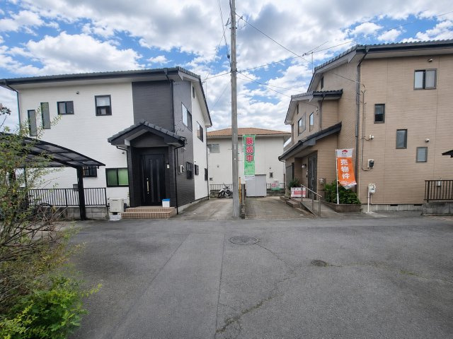 高崎市飯塚町中古戸建の前面道路含む現地写真