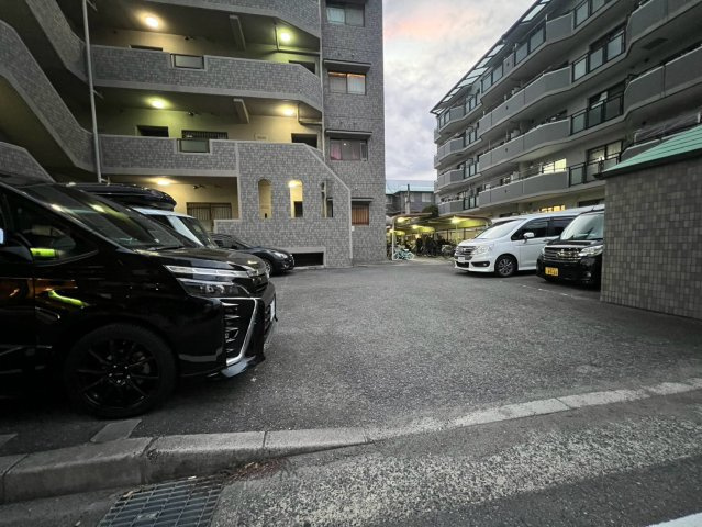 アクトパレスの駐車場