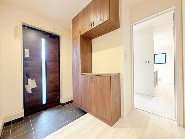 下妻市下妻丙　新築戸建て　2号棟の玄関|気持ちよくご家族やゲストを送迎できる穏やかな雰囲気の玄関♪大きな下駄箱で玄関廻りスッキリ♪