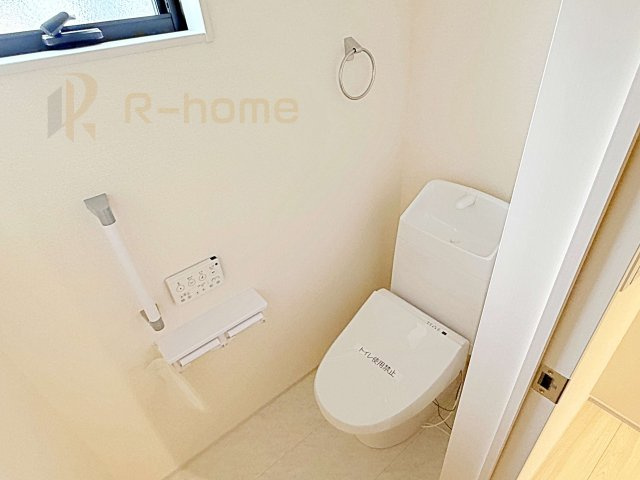 下妻市下妻丙　新築戸建て　2号棟のトイレ|温水洗浄便座付きのトイレ。
トイレが２ヵ所設置で朝の忙しい時間でも安心です。