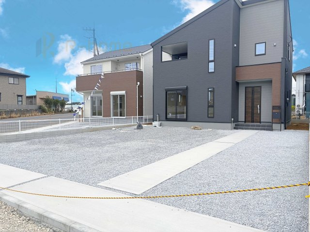 下妻市下妻丙　新築戸建て　2号棟の駐車場|カースペースは3台完備。ゲスト用のスペースも確保できますね♪