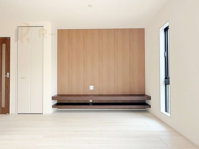 下妻市下妻丙　新築戸建て　2号棟の居間・リビング|あると便利なリビング収納付き！テレビ台としても活用できるカウンター付きのリビング♪