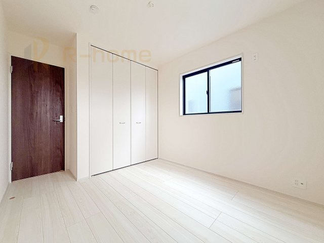 下妻市下妻丙　新築戸建て　2号棟の洋室|どんな部屋家具も合わせやすいシンプルな洋室！
たっぷりの日差しと心地よい風が舞い込む住まい♪