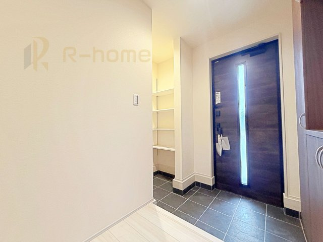 下妻市下妻丙　新築戸建て　2号棟の玄関|整理しやすい可動棚付き！シューズボックスと合わせえてたっぷり収納できます♪