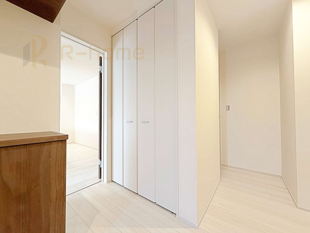 下妻市下妻丙　新築戸建て　2号棟の収納|掃除用具などの収納に便利なホール収納！家族で活用できる嬉しい収納スペース♪
