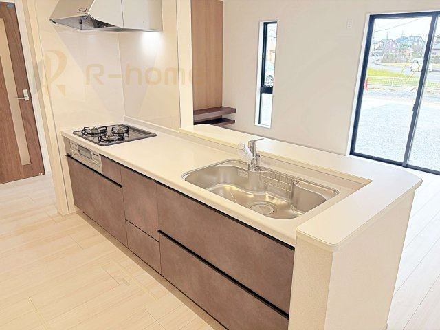 下妻市下妻丙　新築戸建て　2号棟のキッチン|対面式システムキッチン。左右両方から出入りできて家事動線◎♪
