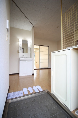【玄関】 | リバーパナハイツB | 工事中のため別部屋のお写真です※シューズボックス交換予定