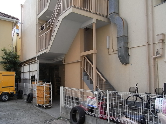甲南ヤングマンションのエントランス