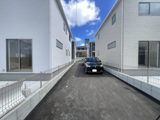 与那原町与那原（全4棟）2号棟の前面道路含む現地写真|幅員4.42m♪