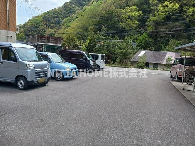 グラースグリーＡの駐車場|敷地内に駐車場は２台空きあります◎