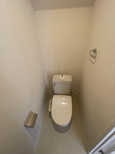 温水洗浄便座付きのトイレです♪