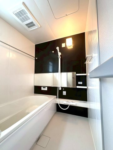 伊豆の国市四日町01期　新築分譲住宅　全2棟　1号棟の浴室|足を伸ばしてリラックスしていただけるバスルーム