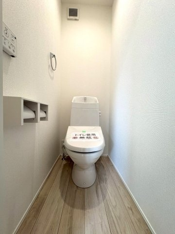 伊豆の国市四日町01期　新築分譲住宅　全2棟　1号棟のトイレ|各階にトイレがあるため、朝の支度もスムーズにすすみます。