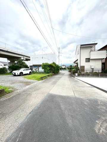 伊豆の国市四日町01期　新築分譲住宅　全2棟　1号棟の前面道路含む現地写真