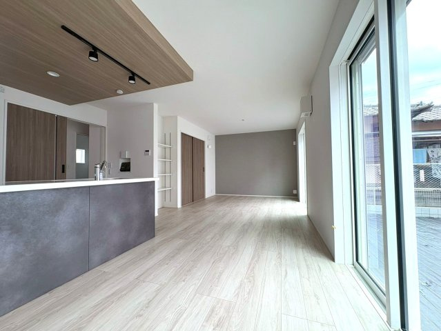 伊豆の国市四日町01期　新築分譲住宅　全2棟　1号棟の居間・リビング|明るい光が差し込むリビングは自然と家族が集まる場所になりそうですね。