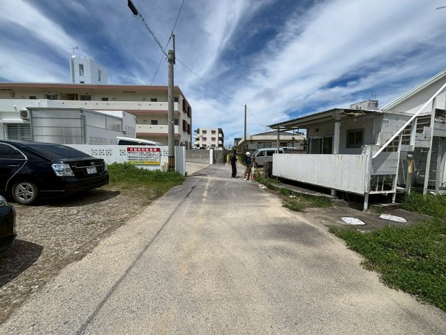 うるま市与那城屋慶名 新築RC住宅（限定1棟）の前面道路含む現地写真