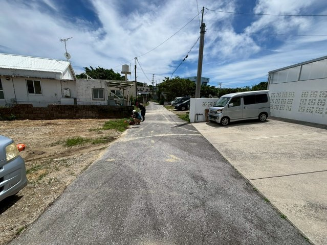 うるま市与那城屋慶名 新築RC住宅（限定1棟）の前面道路含む現地写真