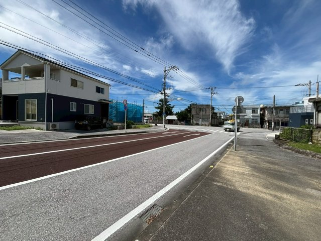 うるま市与那城屋慶名 新築RC住宅（限定1棟）の前面道路含む現地写真