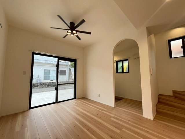 うるま市与那城屋慶名 新築RC住宅（限定1棟）の居間・リビング|※同施工会社の別物件（参考写真）です
