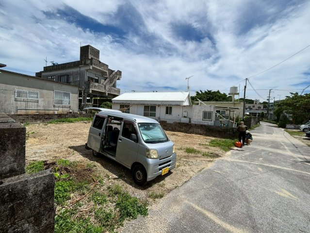 うるま市与那城屋慶名 新築RC住宅（限定1棟）の前面道路含む現地写真
