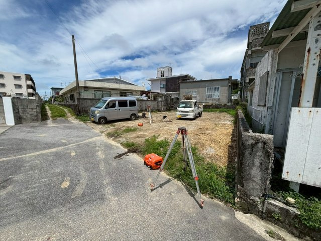 うるま市与那城屋慶名 新築RC住宅（限定1棟）の前面道路含む現地写真