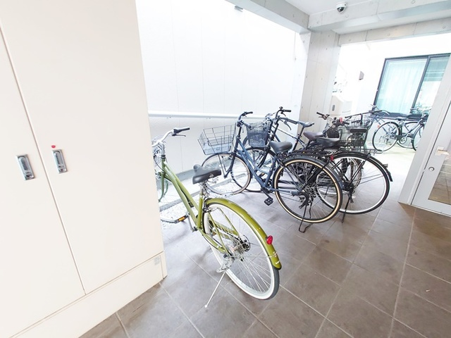 ラシクラス北赤羽のその他共用部分|自転車はこちらに置かれていますね☆