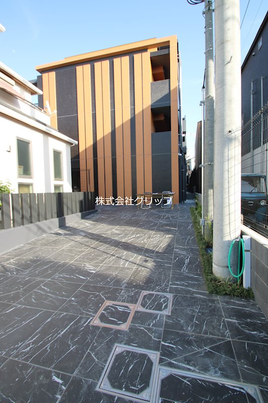 横浜市神奈川区西寺尾３丁目の賃貸マンションのエントランス