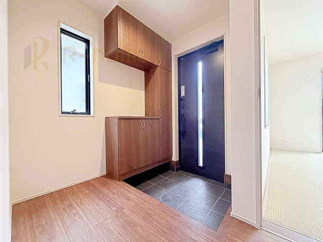 下妻市下妻丙　新築戸建て　3号棟の玄関|気持ちよくご家族やゲストを送迎できる穏やかな雰囲気の玄関♪大きな下駄箱で玄関廻りスッキリ♪