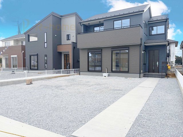 下妻市下妻丙　新築戸建て　3号棟の駐車場|カースペースは3台完備。ゲスト用のスペースも確保できますね♪